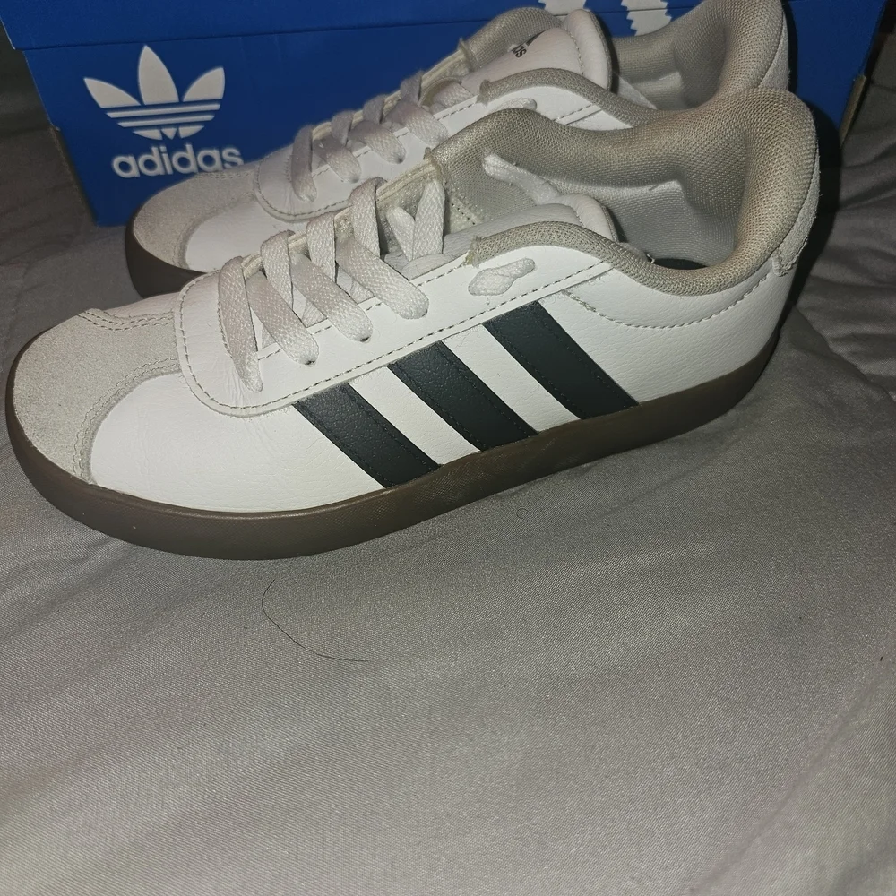 Adidas Kids White and Black Sneakers with Brown Sole - Picture 3 of 7